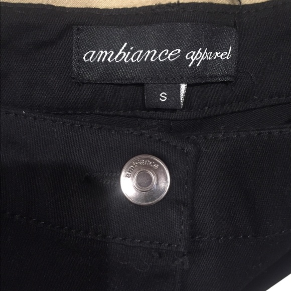 Black short - Picture 6 of 7